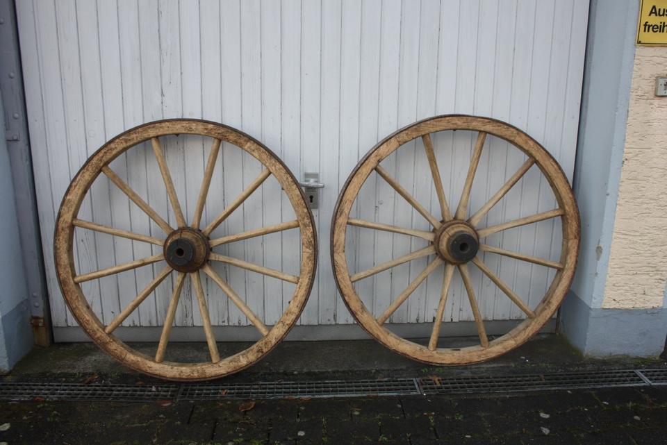 Wagenrad 2 Wagenräder groß alt eisenbereift 45 € pro Stück in Rottweil