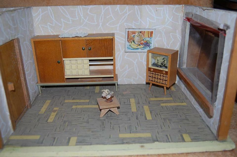 DDR Spielzeug Puppenstube Haus 2-Zimmer Möbel Zubehör 72x24cm in Altenburg