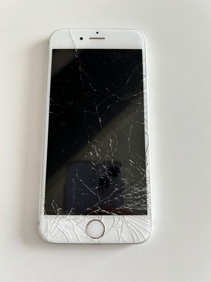 iPhone 6s 32GB weiß - Display beschädigt in München