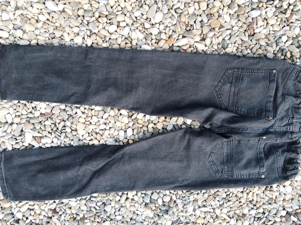 Jeans blau und schwarz/ Kordhose schwarz 152 in Börtlingen