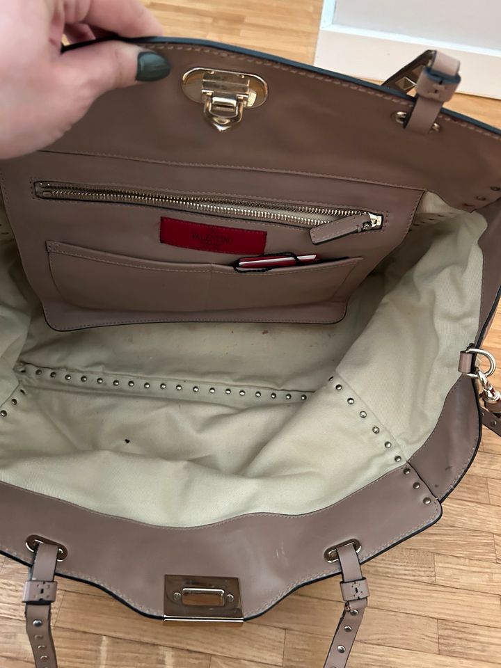 Valentino Rockstud Shopper Tasche taupe beige Nieten in Braunschweig