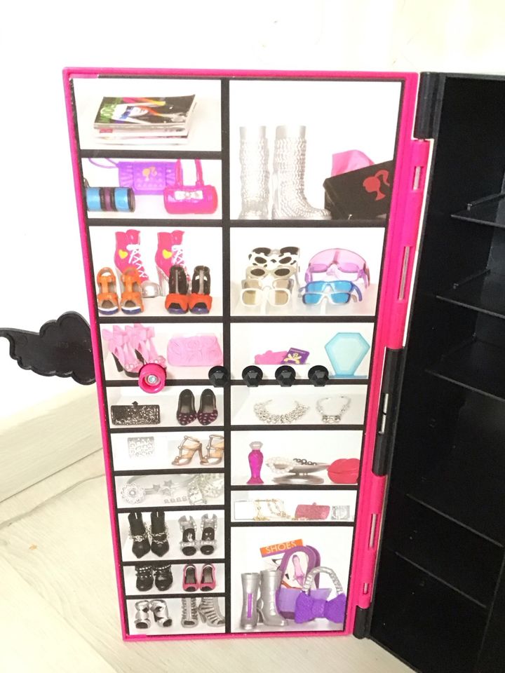 Barbie Kleiderschrank mit Stange in Tüttendorf