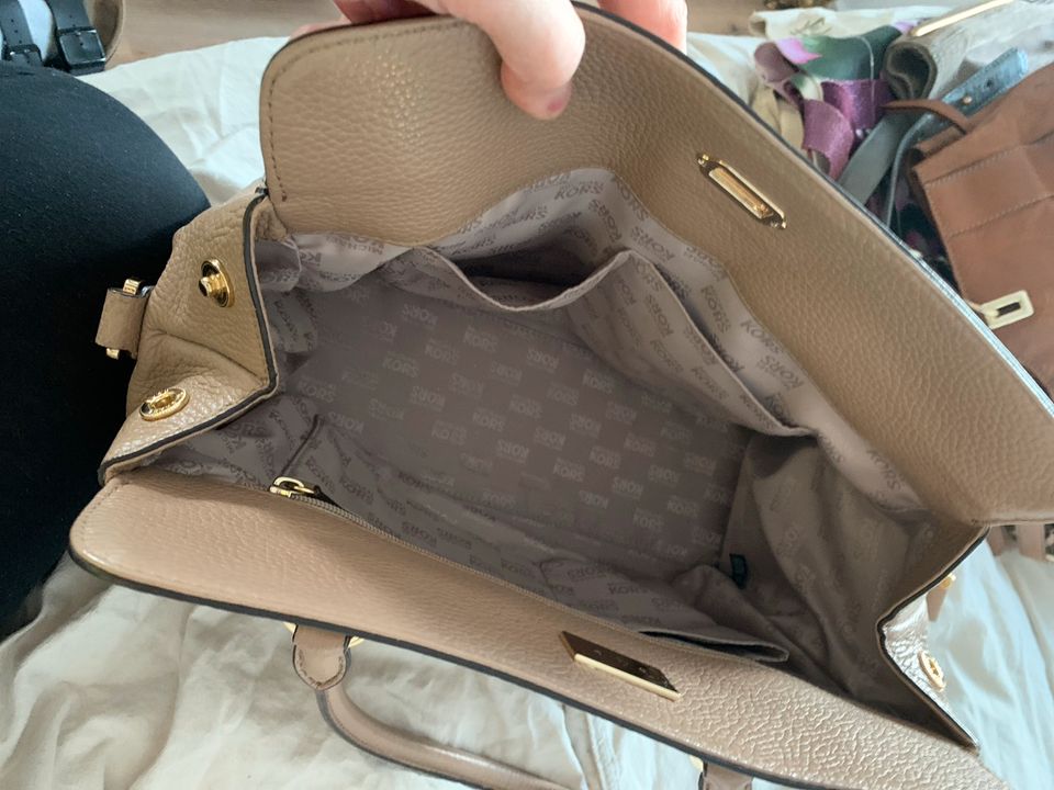 Michael Kors Tasche Damen Leder beige Gold defekt in Saarbrücken