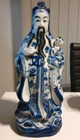 Chinesische Skulptur blau weiß Porzellan Skulptur Hausgott Fuk o. Nordrhein-Westfalen - Schwerte Vorschau