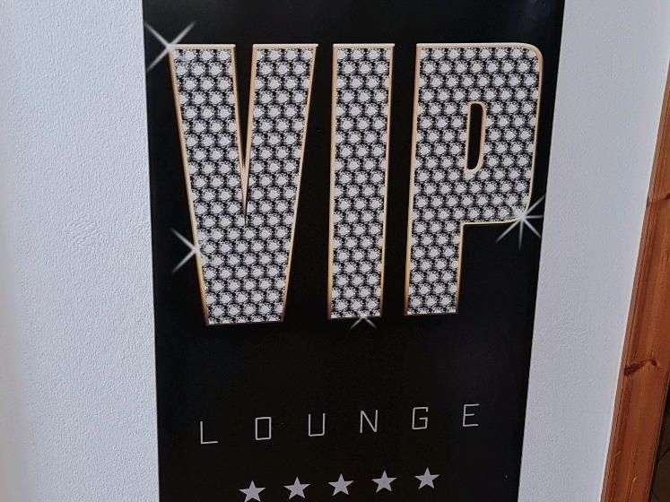 Poster "VIP Lounge" auf einem Holzrahmen in Nübbel