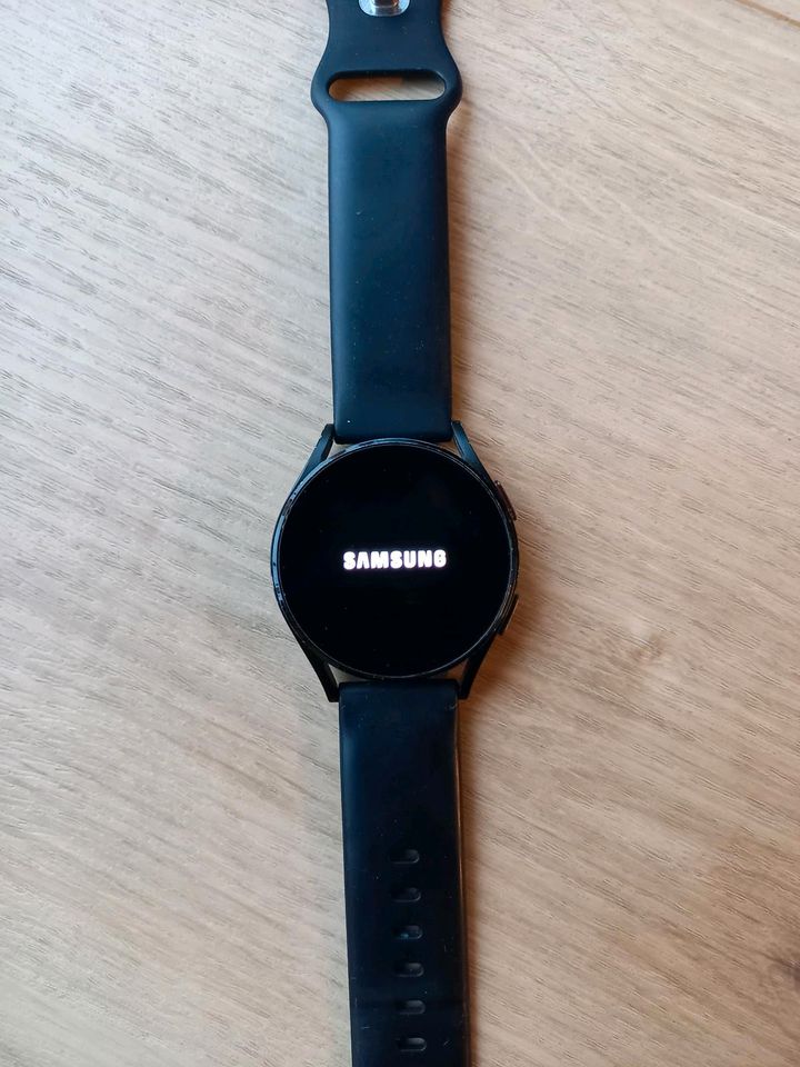 Samsung galaxy watch 4, viel Zubehör!!! in Ochtendung