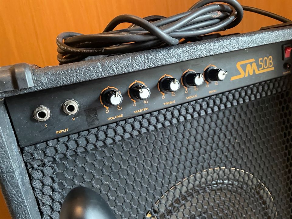 E-Bass Career (aktiv) inkl Verstärker Basscombo 50 Watt in Idstein