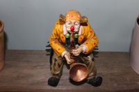 Porzelan Clown mit Sachsophon spielend auf einer Bank Nordrhein-Westfalen - Lindlar Vorschau