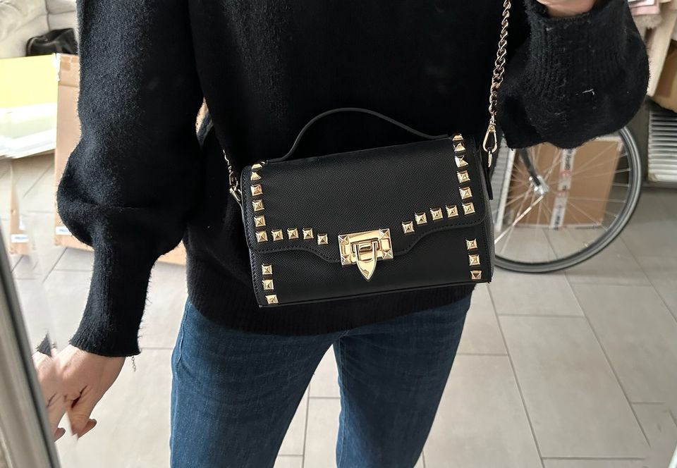 Céleste Handtasche, Umhängetasche Clutch schwarz Nieten neu in Rüsselsheim