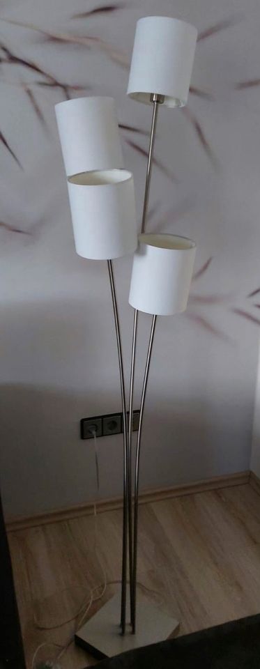 Stehlampe „Rivera“ mit weißen Lampenschirmen in Bellheim