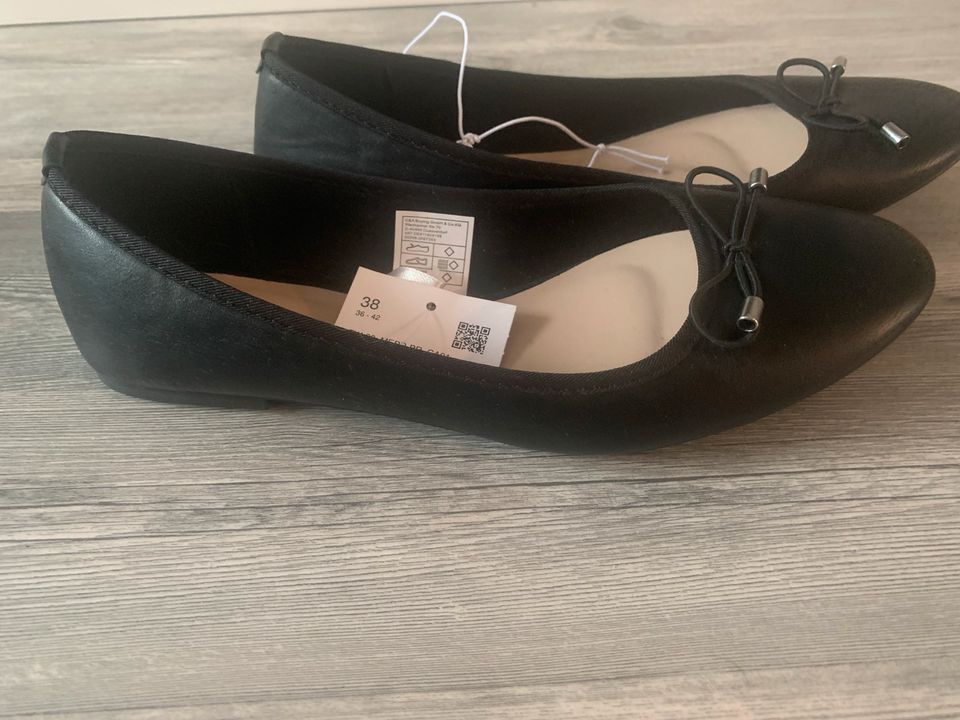 Ballerinas aus glattem Lederimitat, Gr. 38, schwarz-weiß in Berlin