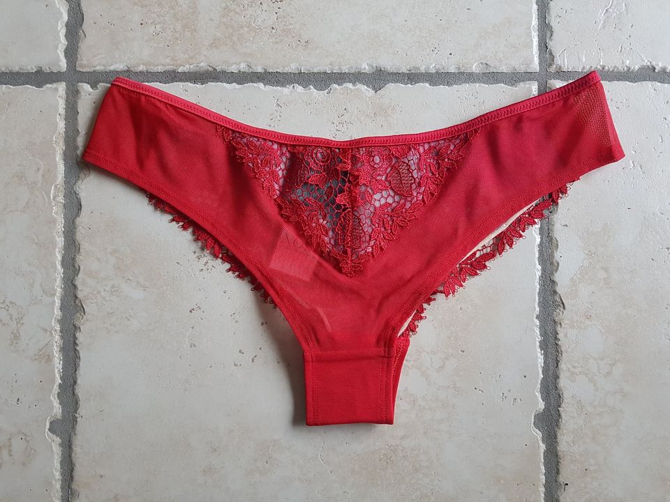 Hunkemöller Unterwäscheset rot BH/Slip/String/Strapsgurt in Bucha