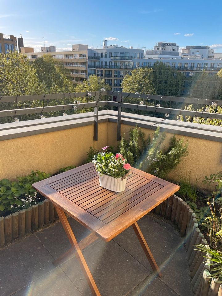 Balkontisch / Gartentisch ( frisch lackiert) + Teakholzstühle in Berlin