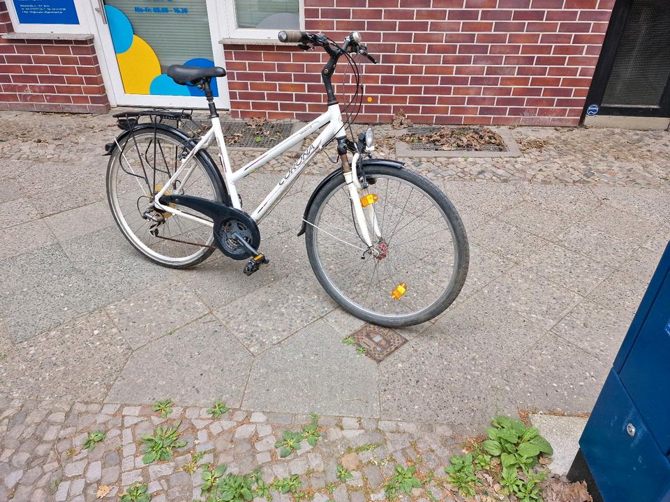 Das Fahrrad ist 28 zoll sehr guter Zustand in Berlin