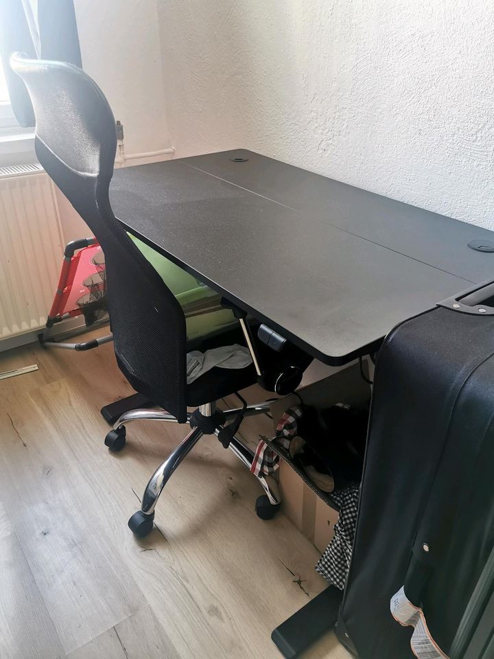 Schreibtisch mit Stuhl in Frankfurt (Oder)