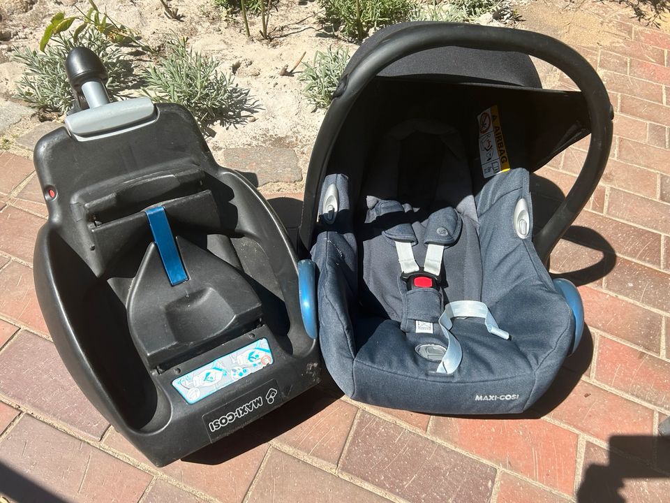 Maxi Cosi Base und Babyschale in Wedel