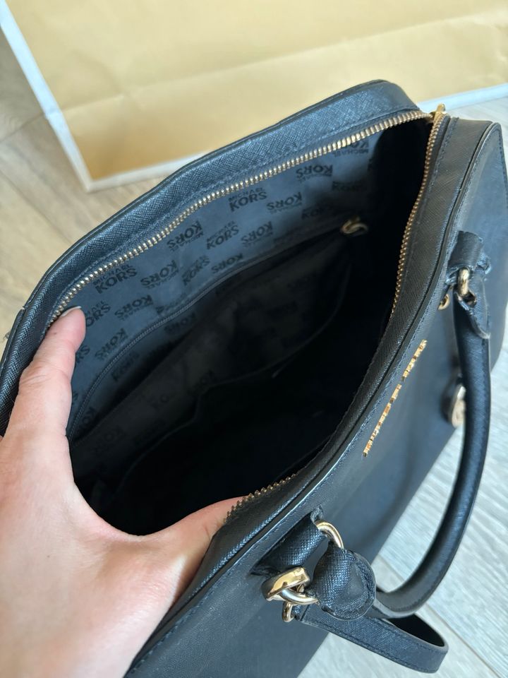 Michael Kors Tasche schwarz Gold Umhängetasche mittelgroß in Fuldatal