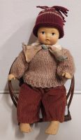 Süße Puppe mit Zipfelmütze auf Holzstuhl - sehr schön & niedlich! Niedersachsen - Zetel Vorschau