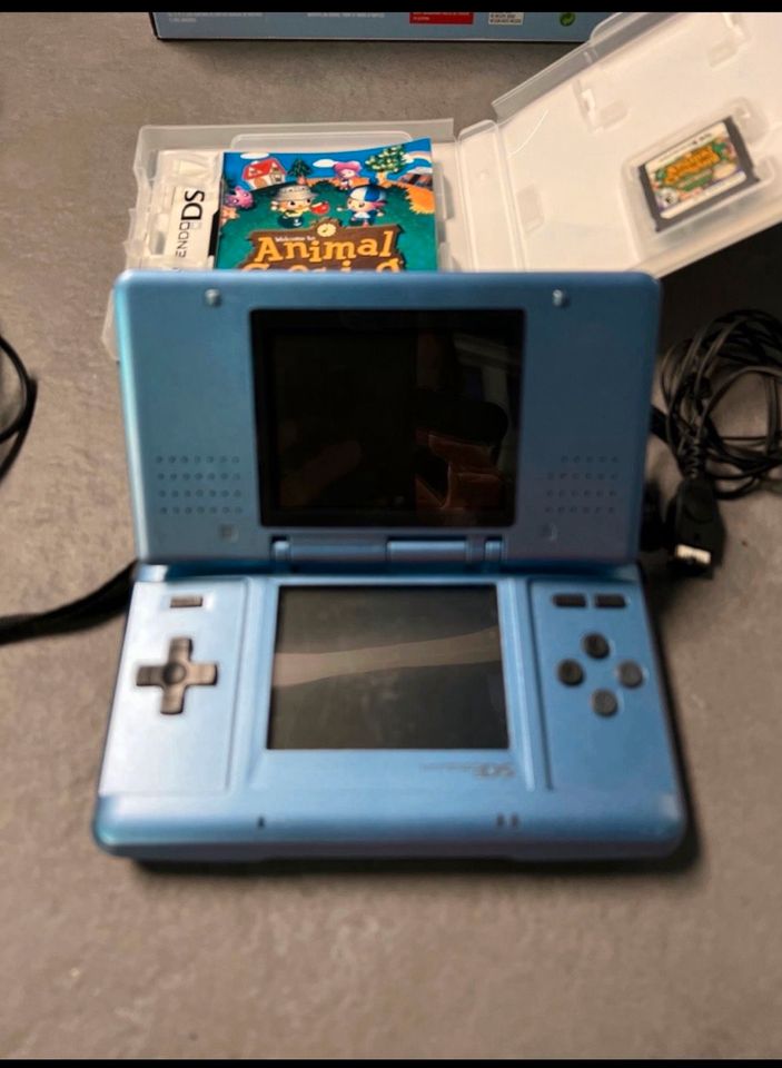 Nintendo DS in hellblau und Animal Crossing Wild World Spiel in Puchheim