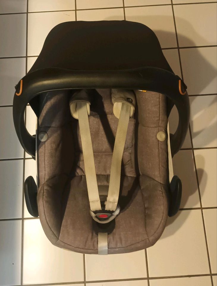 Maxi Cosi Babyschale in Bornheim