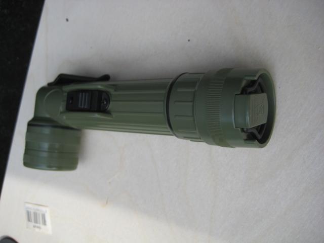 Lampe Taschenlampe HM Armed Forces grün Kunststoff Batterie in Blankenfelde