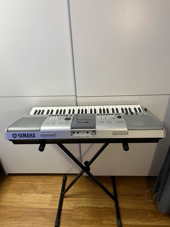 ⭐️KEYBOARD YAMAHA PSR E413 MIT ZUBEHÖR⭐️ in Itzehoe