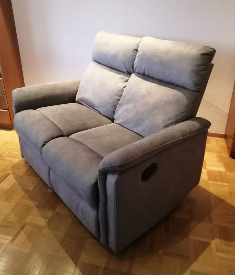2-Sitzer Sofa, hellgrau, Liegefunktion in Stuttgart