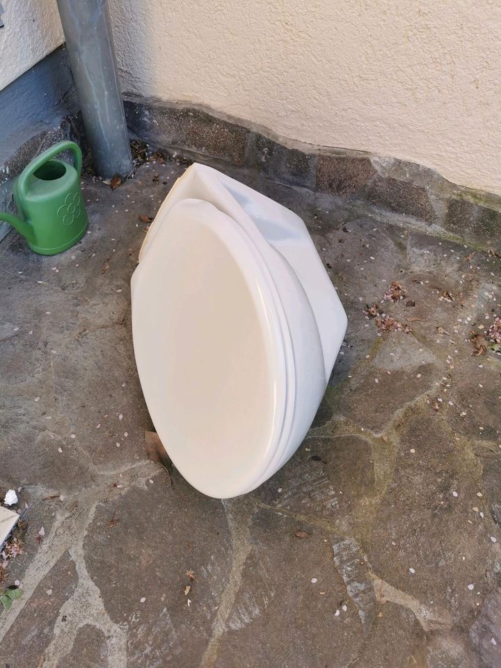 Toilette mit Toilettensitz zum Tausch in Mannheim