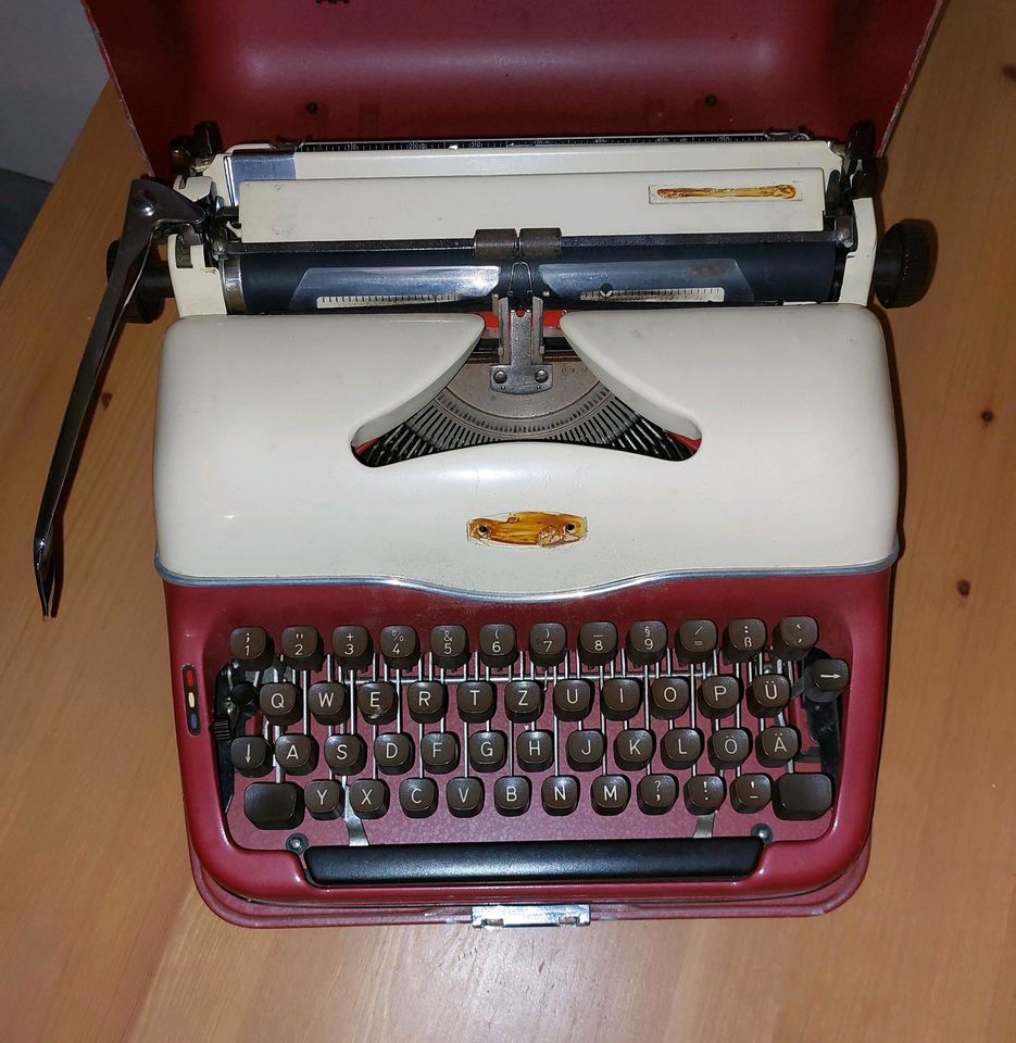 Antike Schreibmaschine Triumph in Wiernsheim