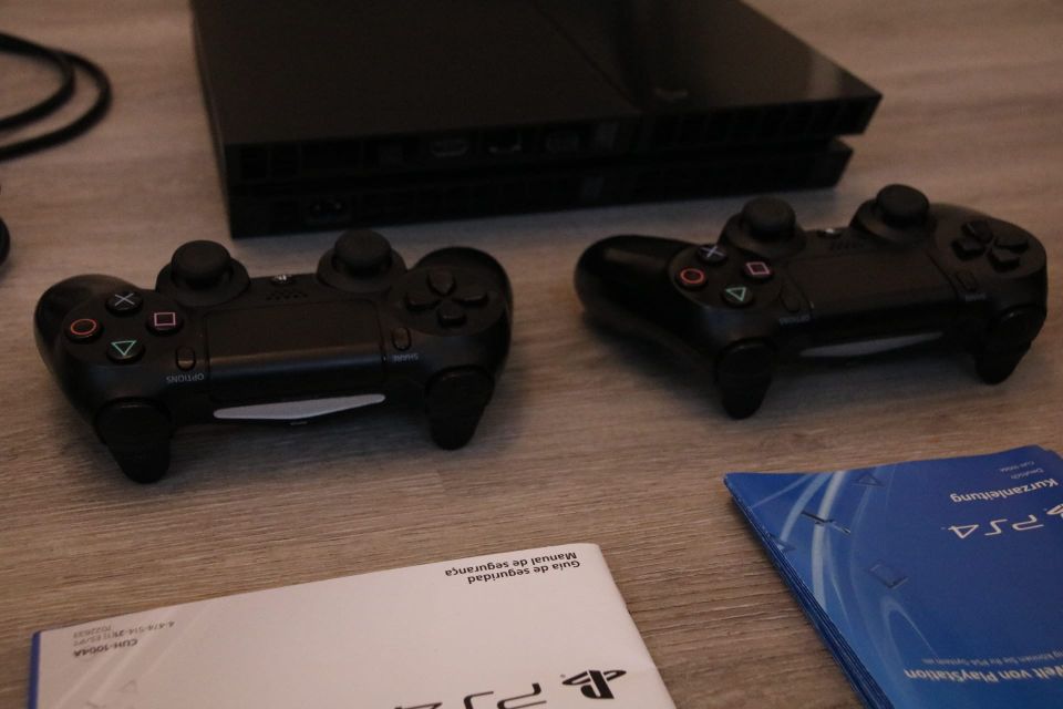 Playstation 4 500GB  - HDD | 2 Controllern in Essen