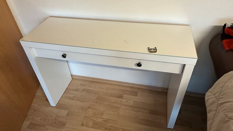 Schreibtisch von Ikea in Ortenburg