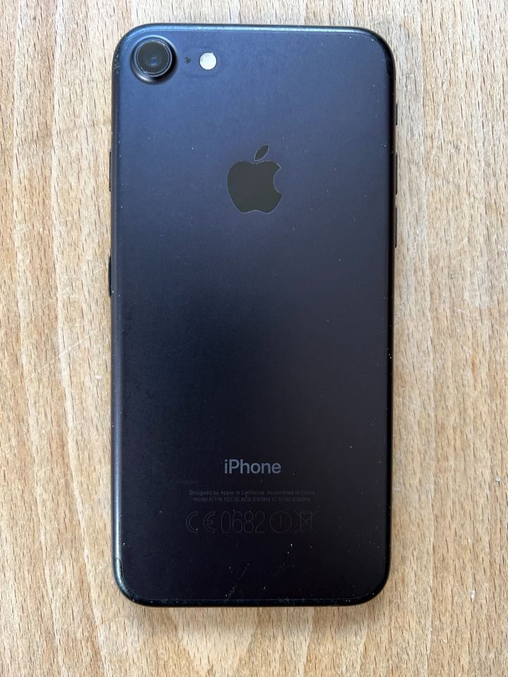Verkaufe iPhone 7 mit 128GB in Schwarz mit Schutzhüllen in Holzmaden