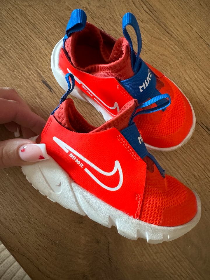 Nike Schuhe 22 in Birkenfeld