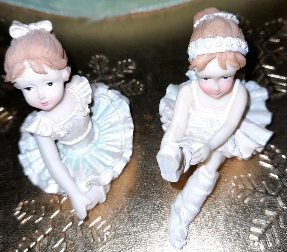 2 Ballerina Figuren sitzend in Marl