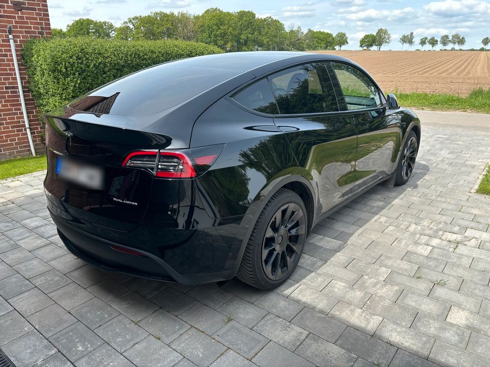 Tesla Model Y Long Range AWD schwarz Gigafactory Berlin in Waddeweitz