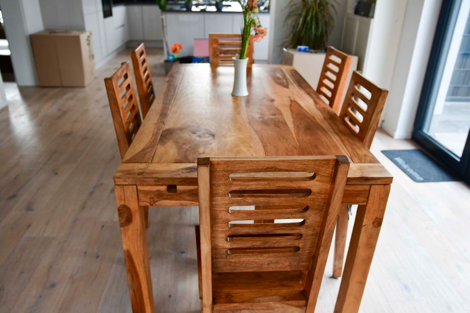 Esstisch aus Massivholz (Sheesham, Echtholz) mit sechs Stühlen in Oppenheim