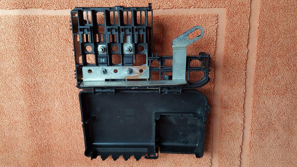 Opel Corsa D Sicherung Sicherungskasten Battery Kasten 1718433-1 in Bad Salzdetfurth