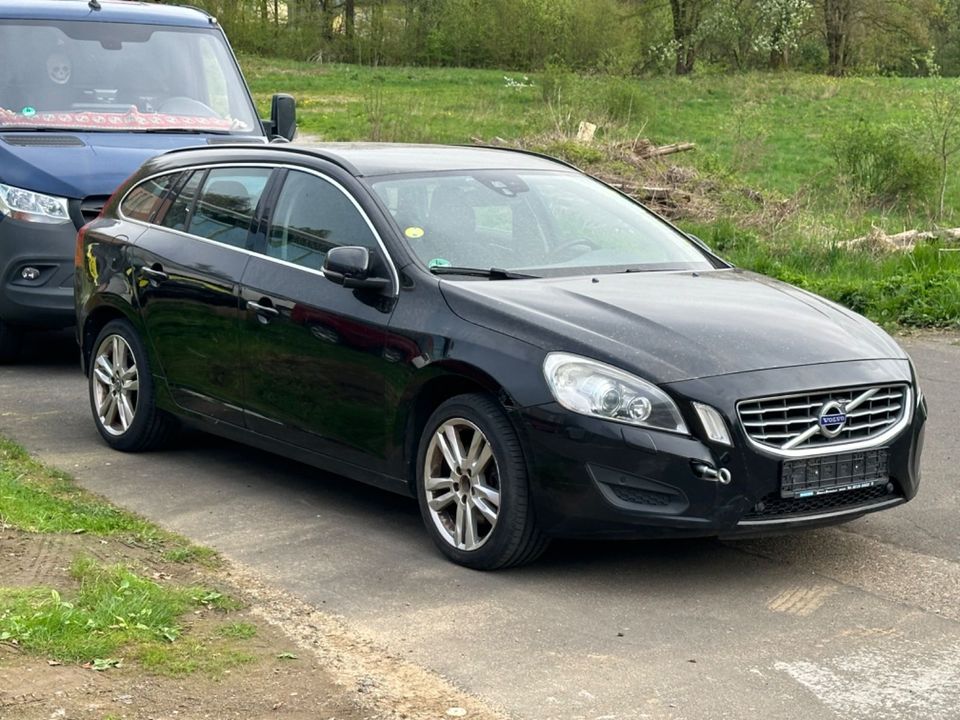 Volvo V60 Kombi Momentum BI.Xenon Navi in Westerburg