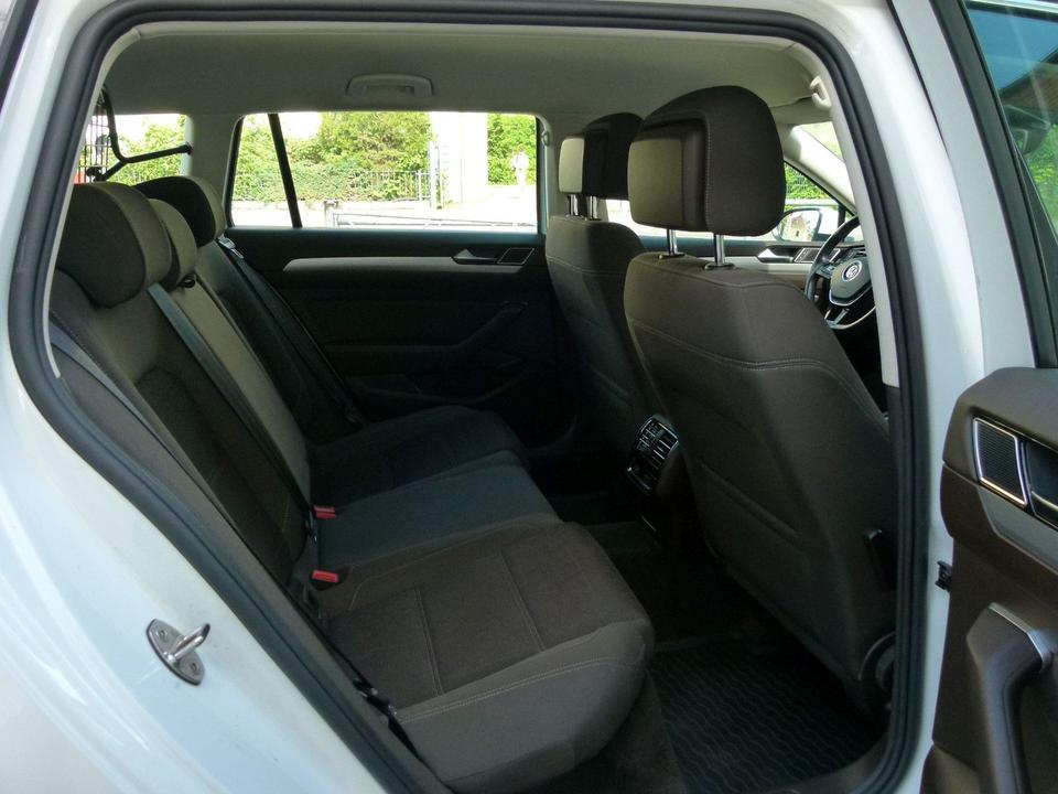 Volkswagen Passat Variant TSI 1.Hand LED TÜV 2027 +GARANTIE in Taucha