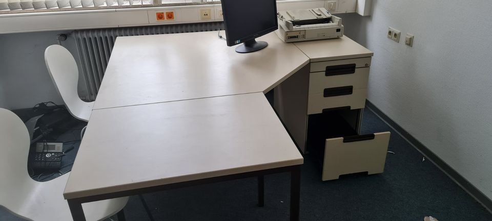 Büroschreibtisch groß m. Schubladenschrank Bürosessel in Bocholt