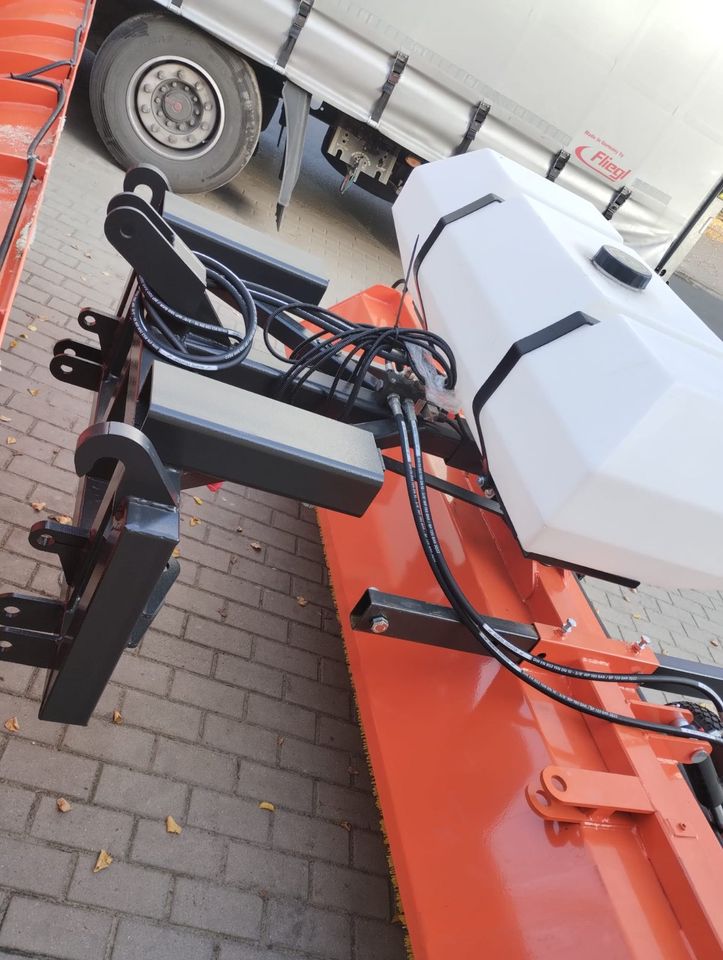 Kehrbürste Kehrmaschine mit Wasser 2,0 m Traktor Stapler Euro in Berlin