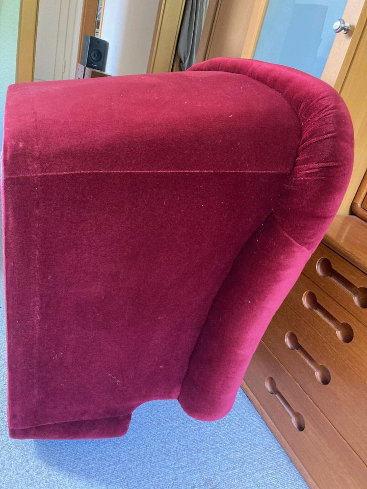Roter Samt-Polster-Sessel antik zu verschenken in Braunschweig