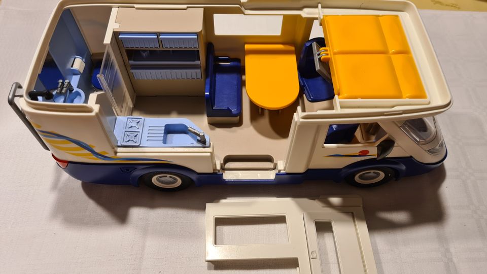 Playmobil Camper 4859 Wohnmobil mit Zubehör in Issum