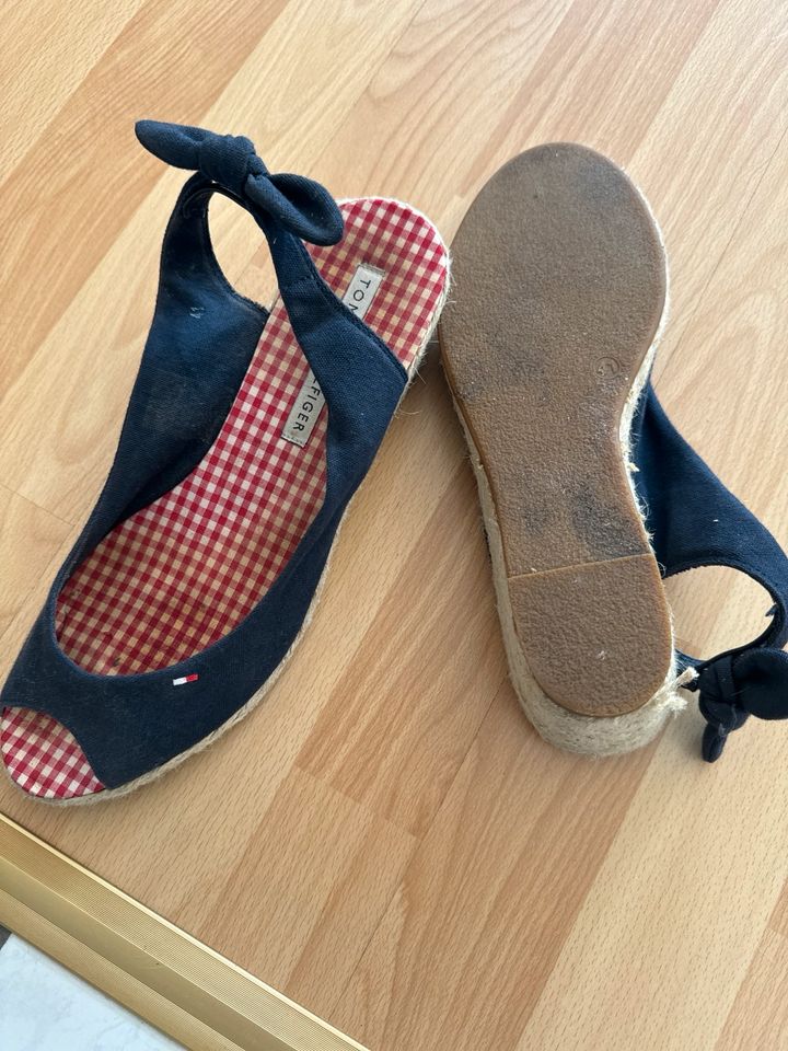 Original Tommy Hilfiger Schuhe Sandalen Blau Gr.41 in Bernau