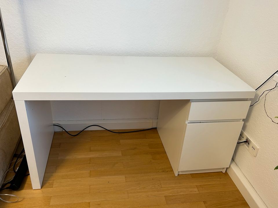 MALM Schreibtisch weiß, 140x65cm in Stuttgart