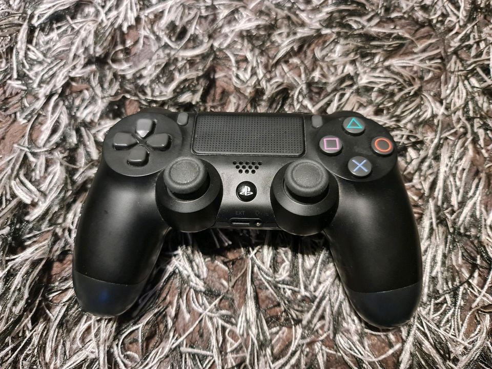 PS4 Pro mit Controller in Bremen