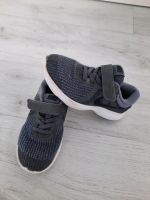 Nike Sneaker Turnschuhe gr. 28 Klettverschluss in grau Sachsen-Anhalt - Weißenfels Vorschau