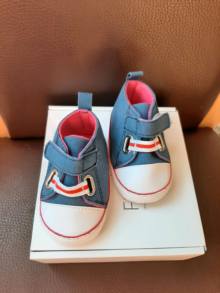 Baby Schuhe Neu Chucks sportlich in Gilserberg