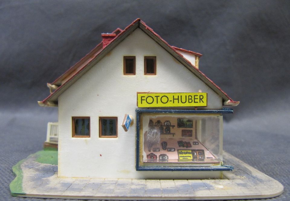 Foto-Laden Huber mit Wohnhaus Vollmer, 3723, H0,mit Beleuchtung in Oberpleichfeld