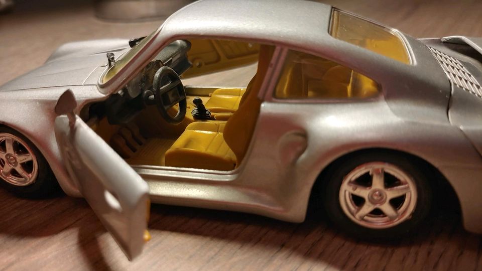 Bburago Modellautos Ferrari Testarosda 1984 und Porsche 911 in Bohmte